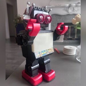 Vintage 1980 Saturn Robot